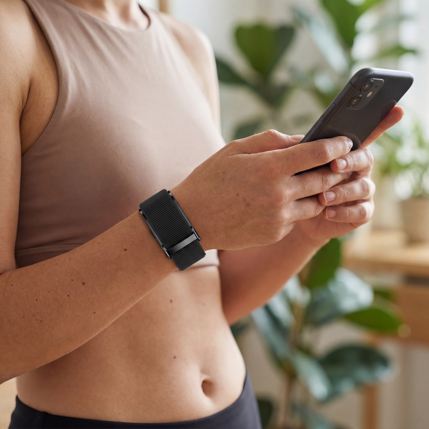 Consultation d’Omni Health sur un téléphone avec Omni Band 2.0 au poignet